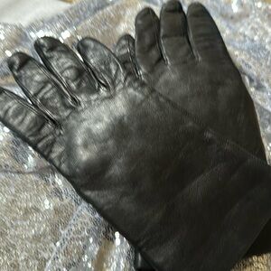 Soft black leather with rabbit fur lining for warm gloves